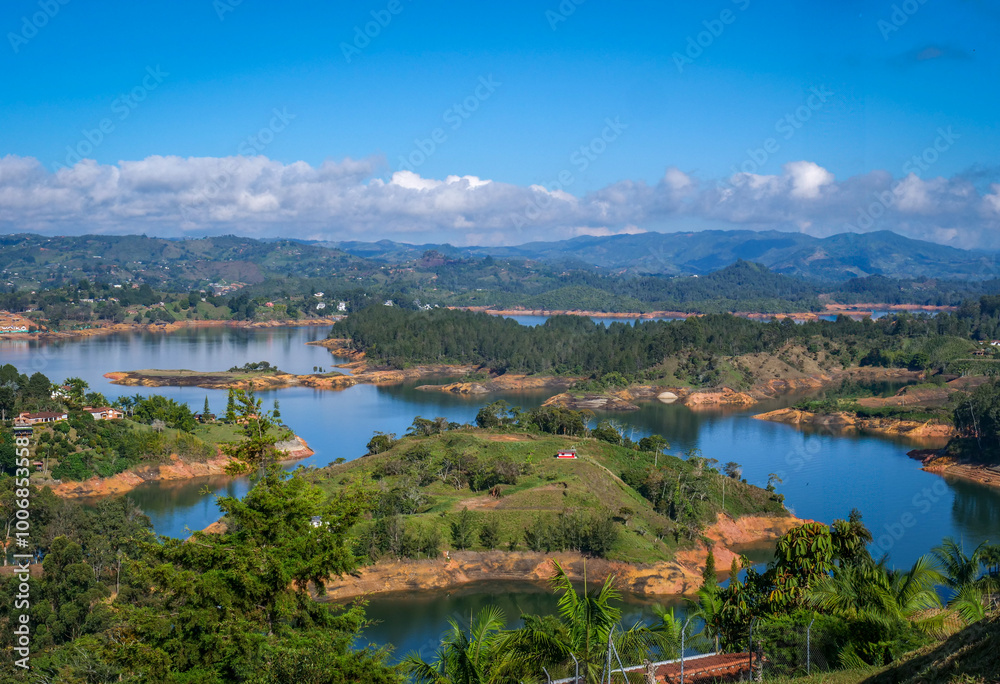 Lac de barrage El Penon à Guatapé en Colombie Lac de barrage El Penon à Guatapé en Colombie