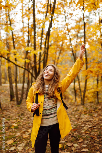 Canvas Print Happy woman having fun and enjoy the autumn weather in the forest