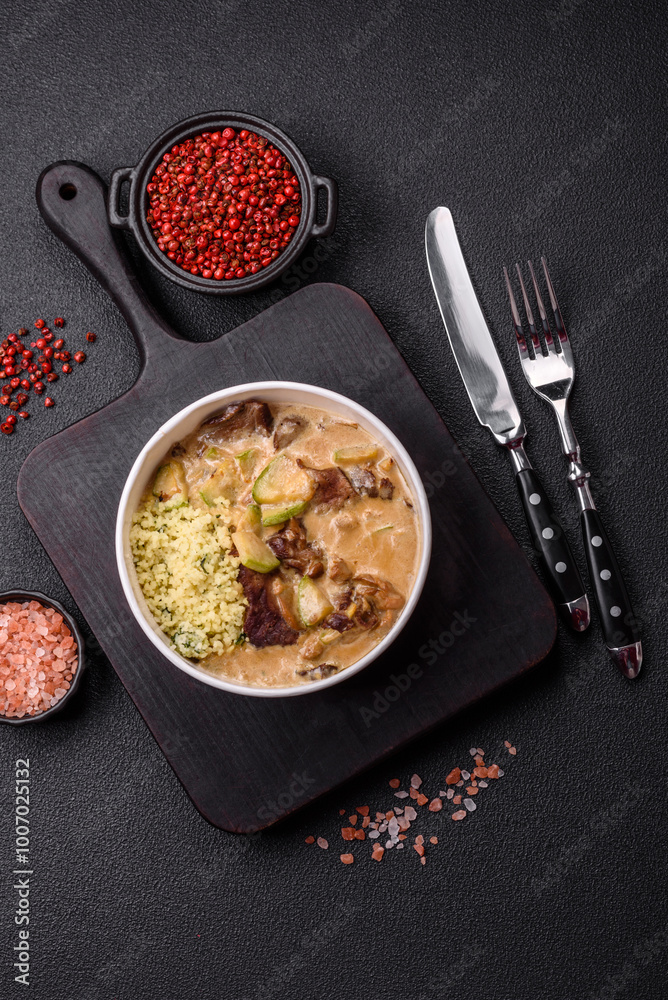 Bowl of food with beef, bulgur, tomatoes, zucchini and sauce Bowl of food with beef, bulgur, tomatoes, zucchini and sauce