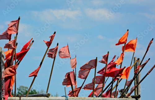 Małe  flagi rybackie do sygnalizowania sieci rybackich na morzu, czerwone choragiewki rybackie, small colored flags used by the fishing vessels to signal their fishing nets at sea