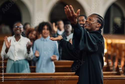 Foto Preacher delivering passionate sermon to diverse congregation in church