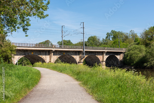 Towpath of the Vilaine with the Boël railway bridge over the river in the background (Boël, Bruz, Ille-et-Vilaine, Bretagne, France)