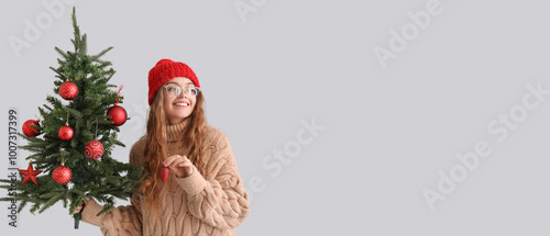Young woman with Christmas ...