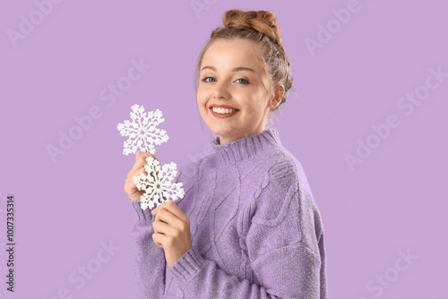 Happy young woman in warm s...
