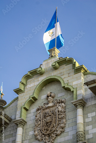 Bandera Nacional de Guatemala en contrapicado al cielo sobre el Palacio Nacional de la Cultura