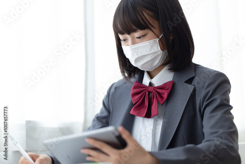 マスクをつけて授業を受ける女子高生 photo
