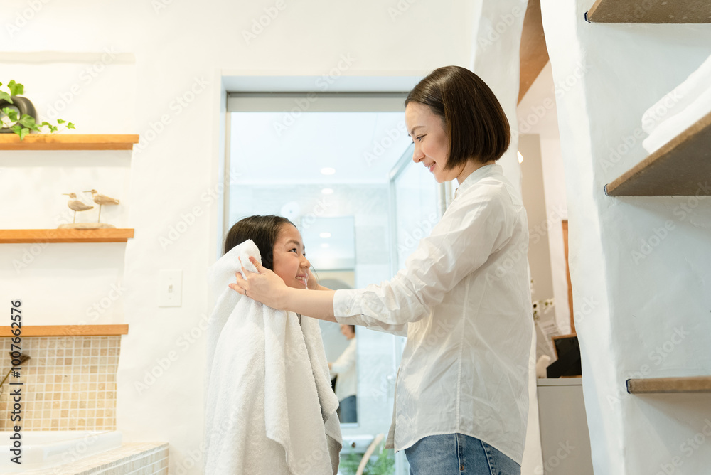 髪の毛を拭いてもらう女の子 髪の毛を拭いてもらう女の子