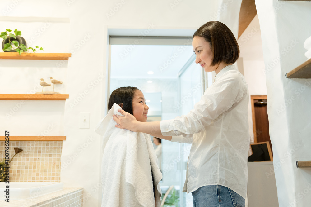 髪の毛を拭いてもらう女の子 髪の毛を拭いてもらう女の子