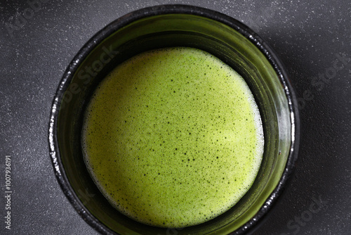 日本の茶道　茶碗と抹茶 黒背景　Japanese Tea Ceremony (Chado) : Tea bowl and matcha (green tea) on black background photo