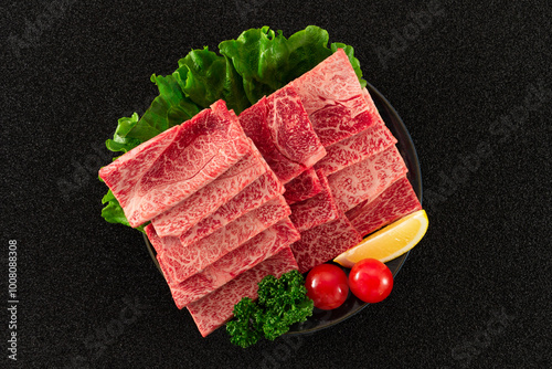 国産黒毛和牛　ウデ焼肉　皿盛り　俯瞰　Kuroge Wagyu Beef Ude Yakiniku Plate Overhead View photo