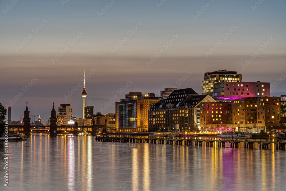Obraz premium The Oberbaum bridge and the TV Tower in Berlin with the river Spree at twilight