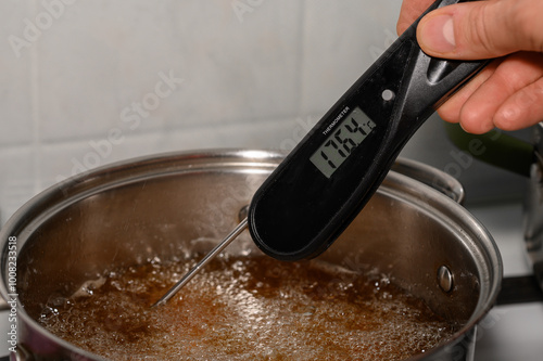 Mierzyć temperaturę oleju do smażenia  photo