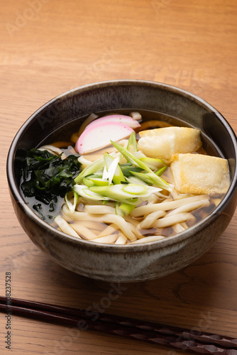 木製のテーブルの上に置かれた力うどん photo