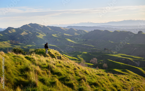 Obraz na płótnie Man standing on top of the rolling hill. Te Mata Peak. Hawke’s Bay. w salonie