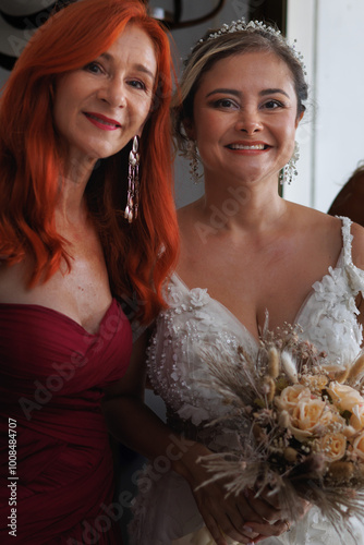 Retrato de novia y madrina de boda antes de salir de casa hacía la celebración matrimonial, España photo