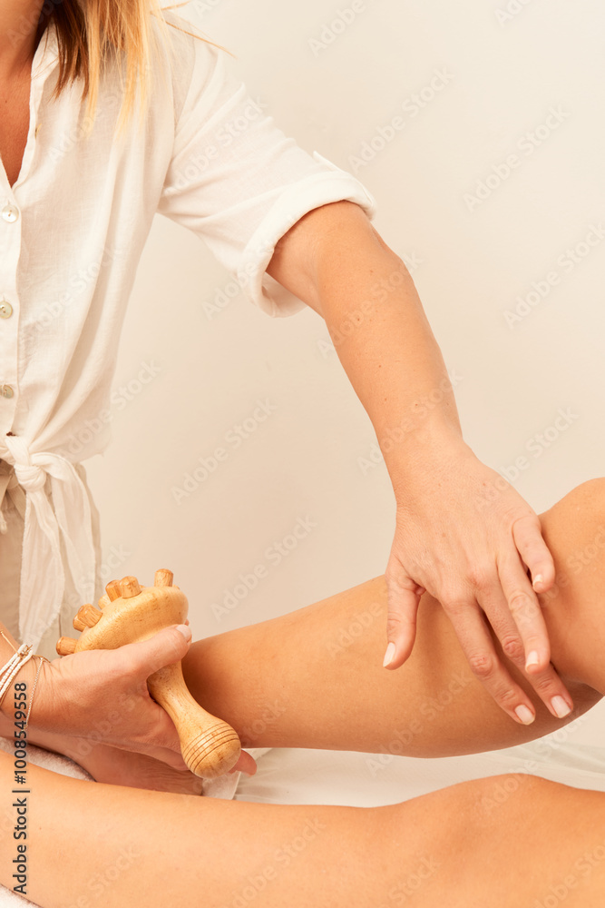 Naklejka premium Tratamiento de maderoterapia en piernas
