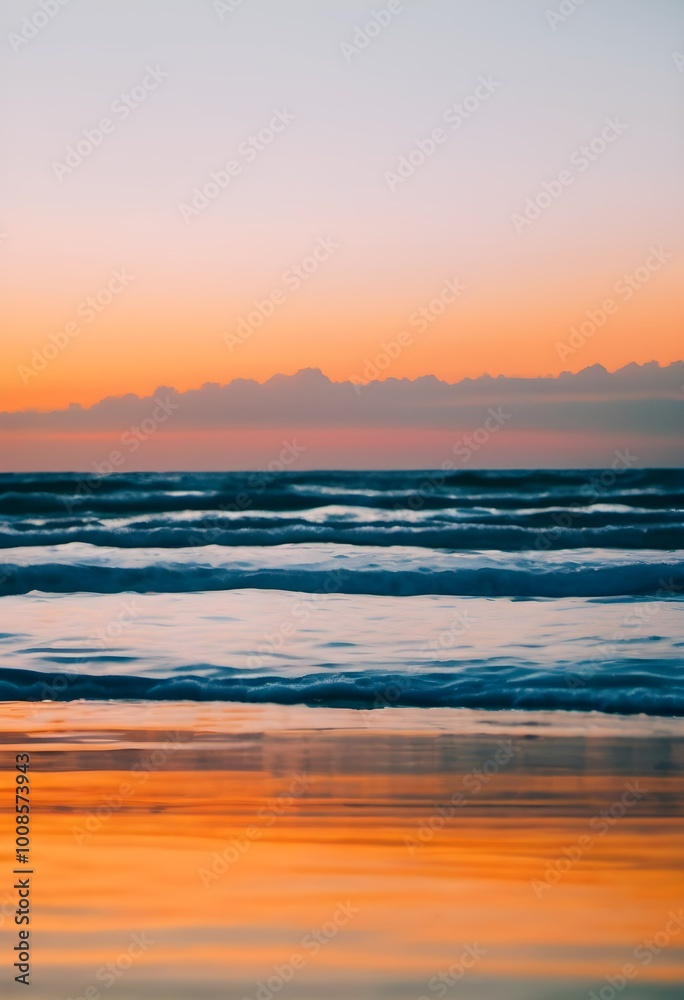 Obraz premium Vibrant Sunset Horizons: A Majestic Evening Sky and Scenic Landscape
