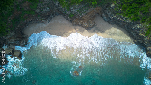 Canvas Print Mar turquesa que quizá no es el màs bello, pero un drone toma esta foto captando