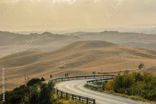 paesaggio crete senesi strada