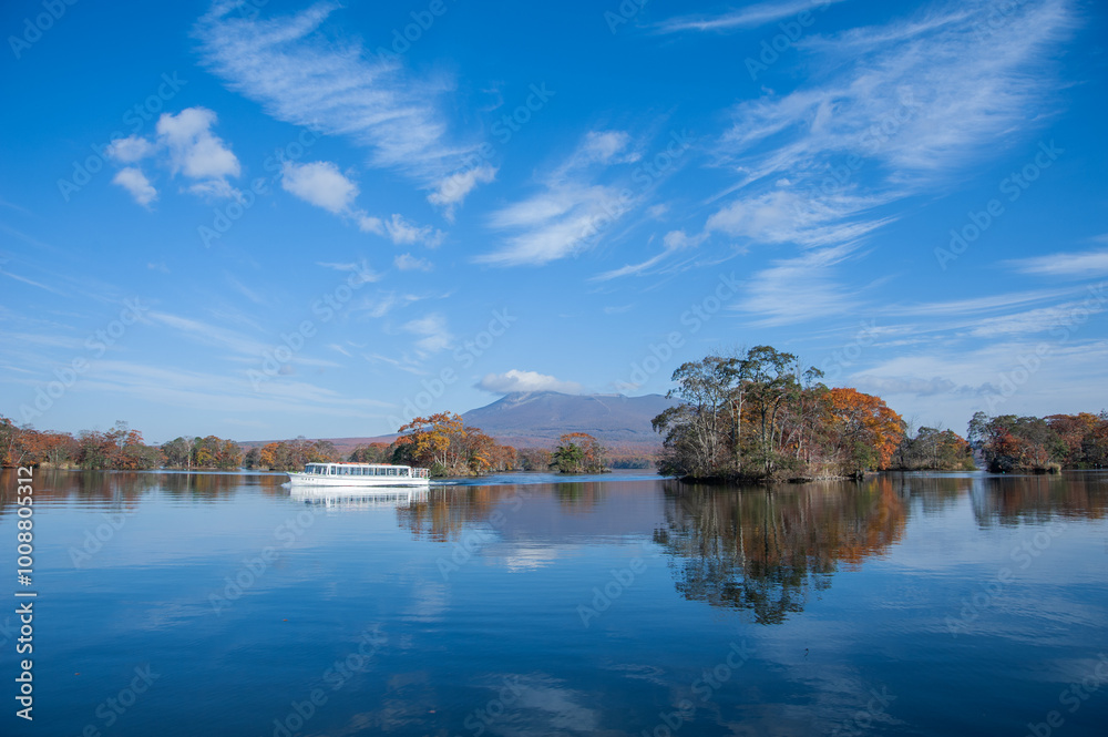 Fototapeta premium 秋空に駒ヶ岳が映える大沼国定公園