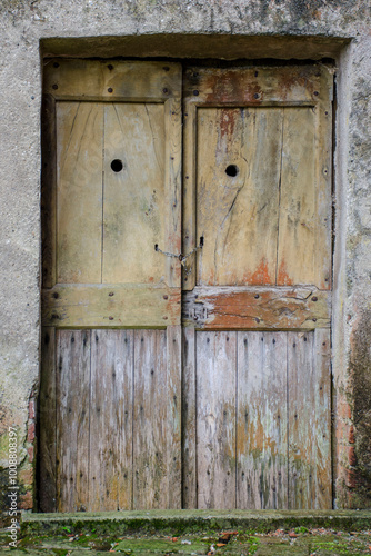 porta in legno che sorride