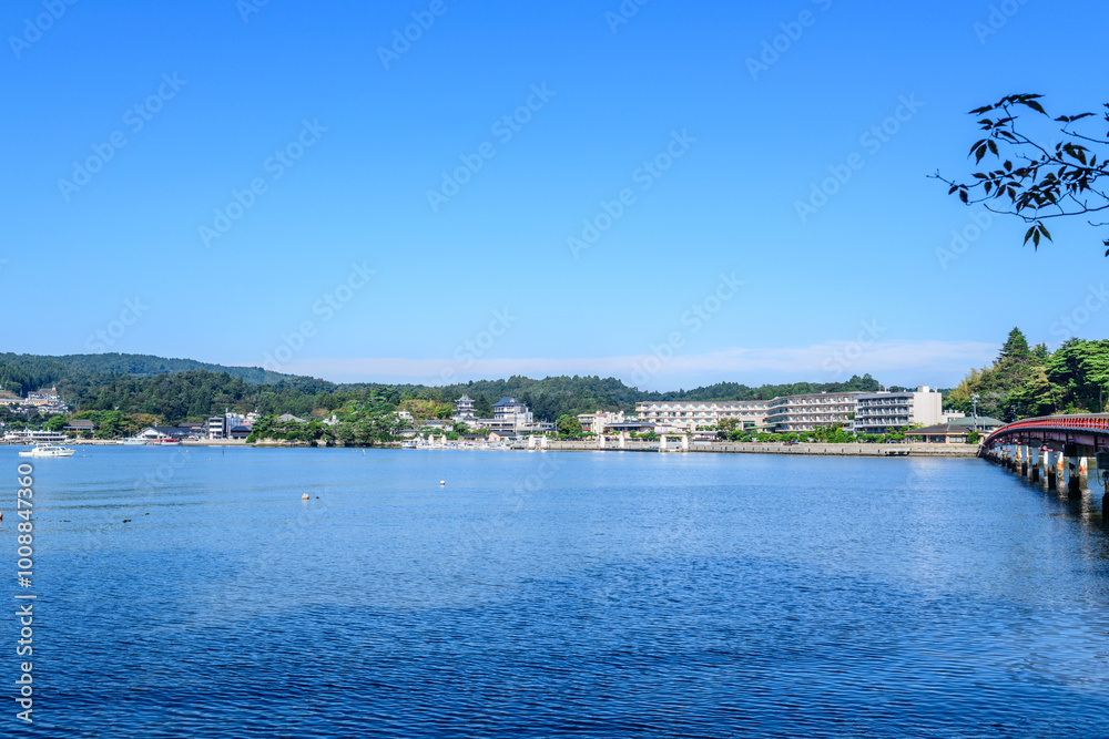 Naklejka premium 日本三景 松島の海岸を歩く 