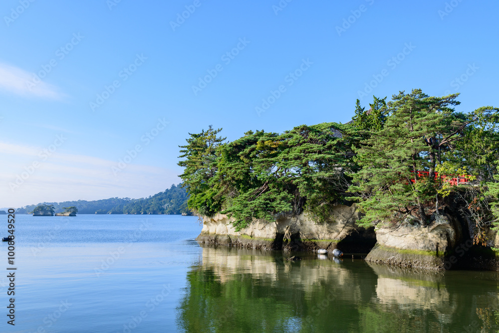 Obraz premium 日本三景 松島の海岸を歩く 