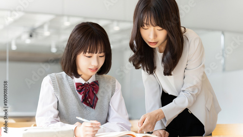 受験生・塾で授業を受ける女子高校生