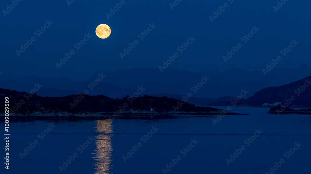 Der Supermond über dem Meer nahe Alesund Der Supermond über dem Meer nahe Alesund