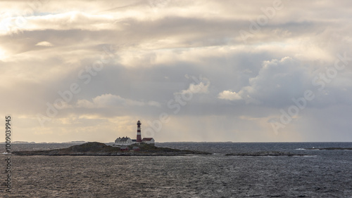 Der Leuchtturm von Bjørnøy im Herbstwetter