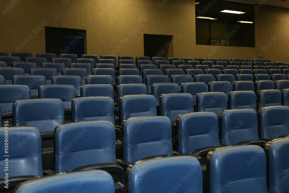 Naklejka premium Fileiras de assentos vazios, de cor grafite, no teatro.