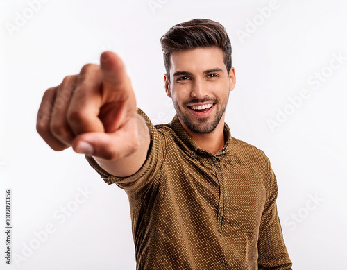 hombre joven sonriente señalando hacia el frente con un dedo sobre fondo blanco photo