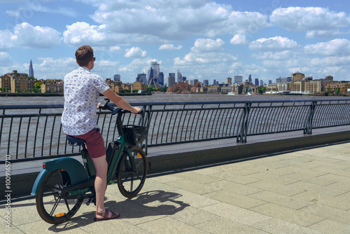 Obraz na płótnie Man riding bicycle in Canary Wharf, London w salonie