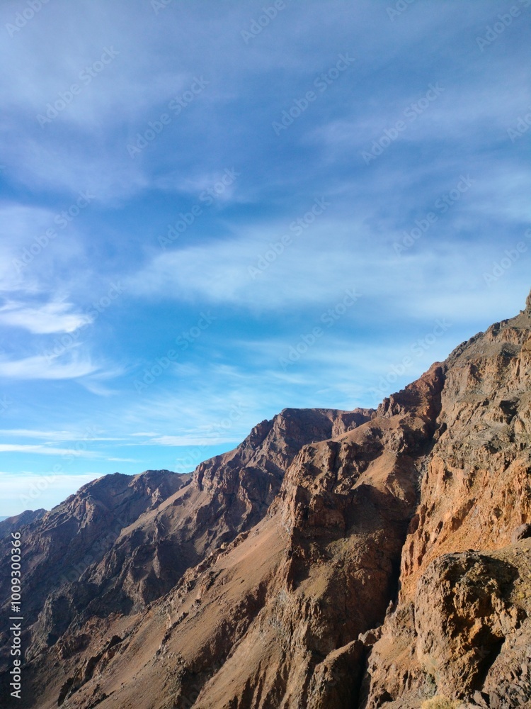 Naklejka premium view of the mountains and sky