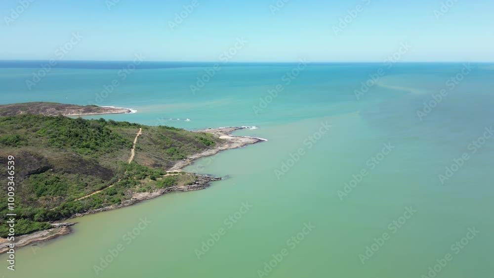 imagem aérea da praia do morro em um dia ensolarado de verão. aguas cristalinas e pessoas aproveitando o dia de sol na praia.