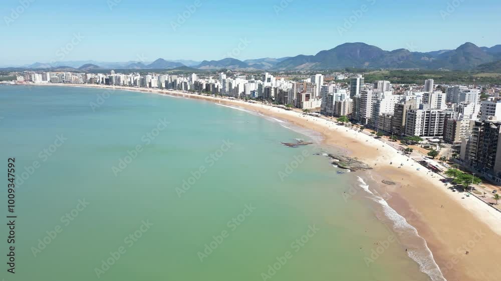 imagem aérea da praia do morro em um dia ensolarado de verão. aguas cristalinas e pessoas aproveitando o dia de sol na praia.