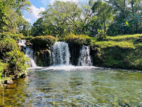 Cascada en medio de la naturaleza photo