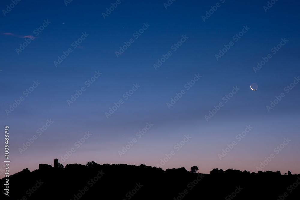 Obraz premium Sonnenaufgang über der Burgruine