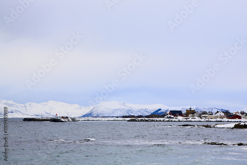 Villaggio di pescatori di Dverberg sull'isola di Andoya. Isole Vesteralen, Nordland, Norvegia settentrionale