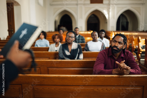 Fotografi African american congregation listening to sermon in church
