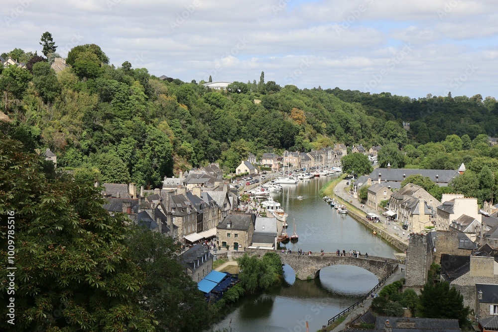 Obraz premium La rivière la Rance et le port fluvial, ville de Dinan, département des Côtes d'Armor, Bretagne, France