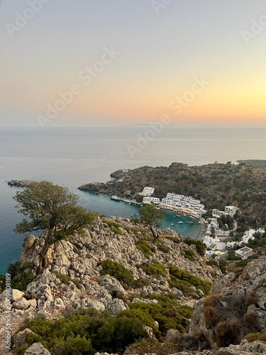 Coucher de soleil sur le port de Loutro en Crête