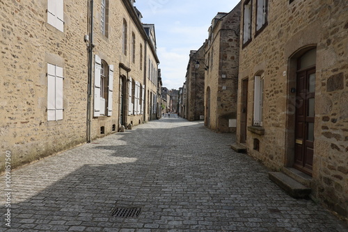 Vieille rue pavée typique, ville de Dinan, département des Côtes d'Armor, Bretagne, France photo