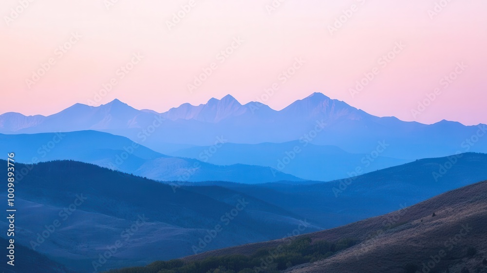 Obraz premium Serene mountain landscape at dusk with soft pastel colors and layered hills.