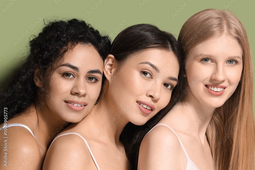 Obraz premium Beautiful young women on green background, closeup