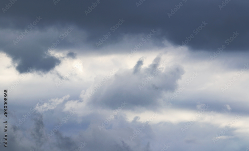 Am Himmel sieht eine Wolke wie ein Schwein aus. Glückswolke am Himmel Am Himmel sieht eine Wolke wie ein Schwein aus. Glückswolke am Himmel
