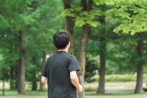 公園を歩く・ウォーキングする男性・スポーツマン・アスリート

