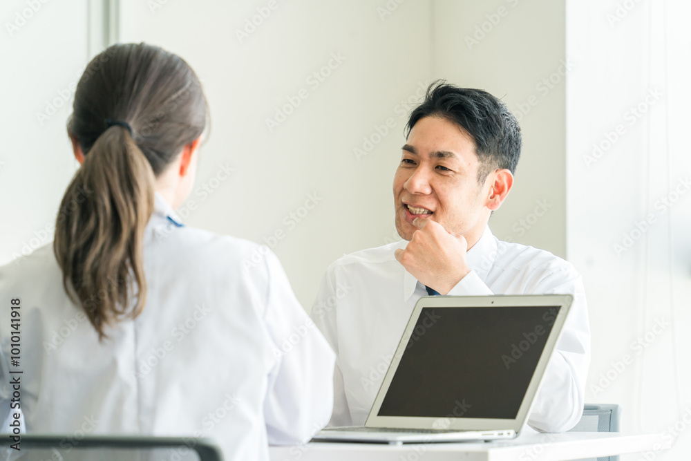 Obraz premium 歯周病を医師に相談するビジネスマン（虫歯・口腔ケア・矯正・歯並び） 