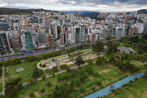 Vista aérea de la pista BMX del Parque La Carolina en la ciudad de Quito, Ecuador