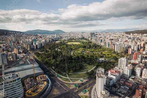 Vista aérea del Parque La Carolina en la ciudad de Quito, Ecuador, en la zona del distrito financiero de la ciudad.
